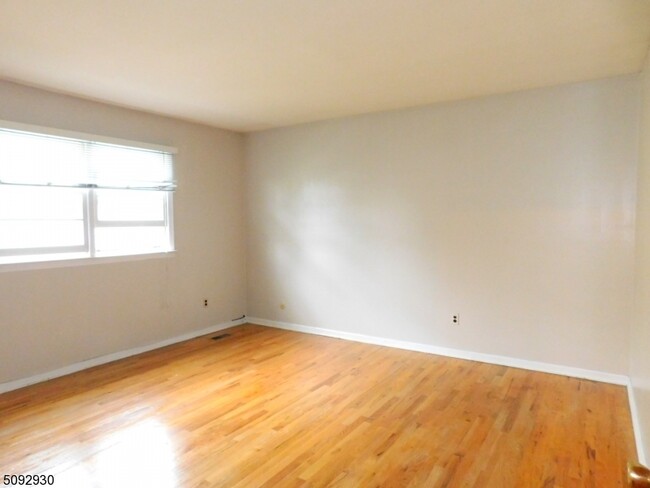 Building Photo - 33 Rosewood Terrace
