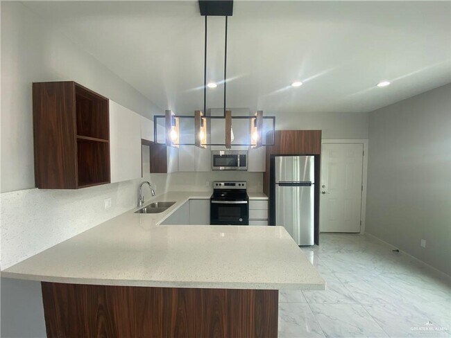 Building Photo - 11 Deluxe St