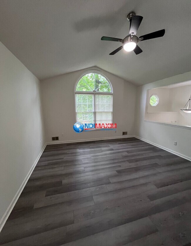 Foto del edificio - Spacious RENOVATED 5-bedroom house in Lawr...
