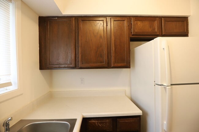 Building Photo - 2 bed 1 Bath townhouse