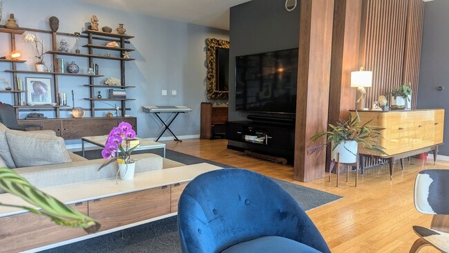 Foto del edificio - 7121 Hillside Ave