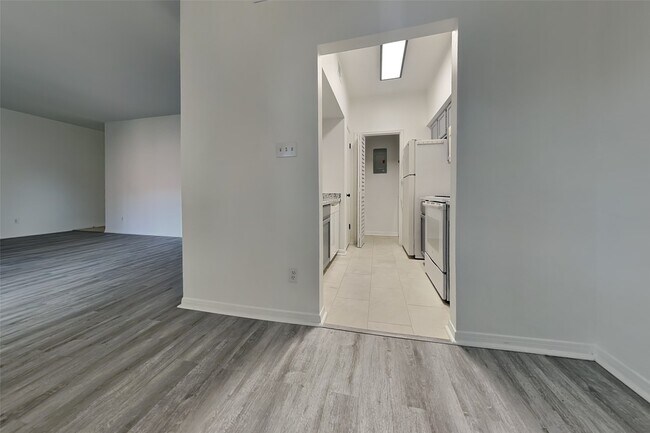 Foto del edificio - 6500 Harbor Town Dr