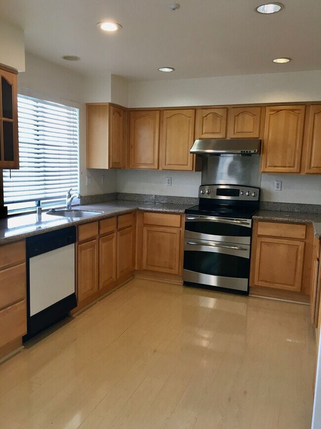 Foto del edificio - Danville, Shadowhawk 3 Bed, 2.5 Ba., Corner Townhouse, Close to great schools, 2 year lease