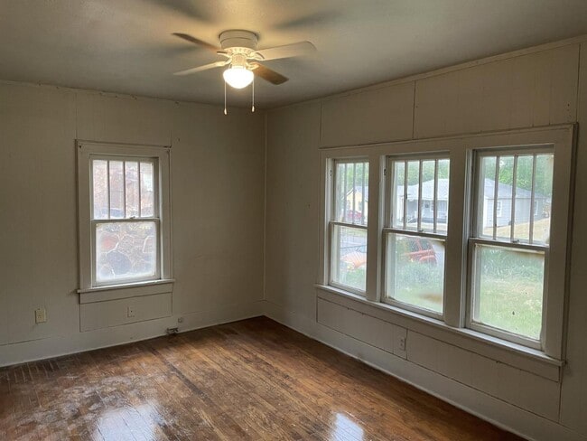 Building Photo - 1915 E Randolph Ave