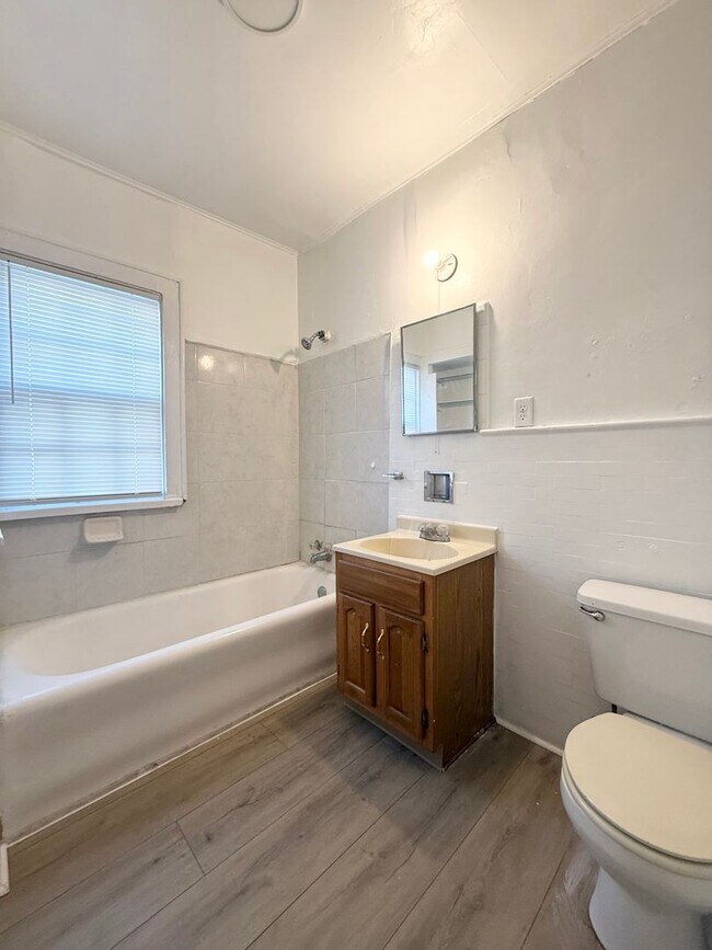 Foto del edificio - Charming Three Bedroom! Available Now!