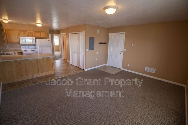 Building Photo - 975 Eve Dr