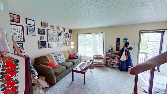 Foto del edificio - 2 BR, 1.5 BA Clive split level duplex.  Deck and one car attached garage.