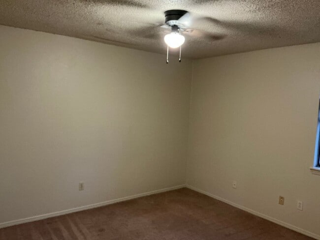 Foto del edificio - 2 bed, 1 bath with a 1 car garage duplex for rent in Moore near NW 27th and Shields.  New Paint a...