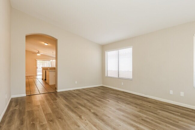 Foto del edificio - 7418 W Lone Cactus Dr