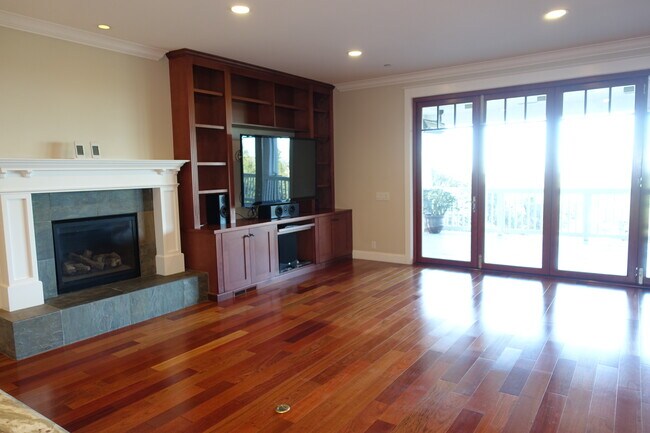 Foto del edificio - Spectacular views, gracious living areas, superb entertaining space....5 minutes to downtown, 2 m...