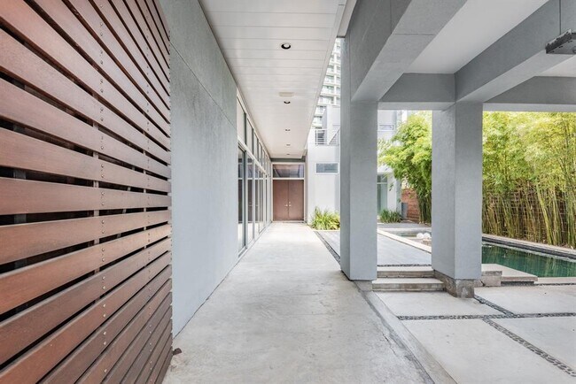 Foto del edificio - 3215 Virginia St