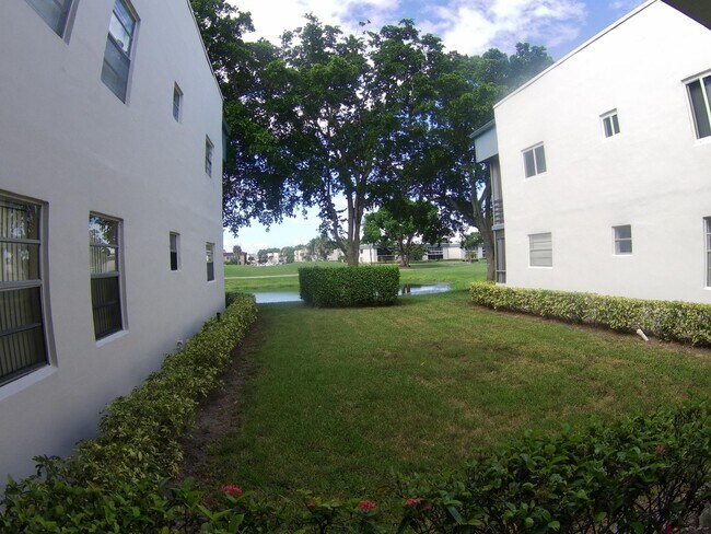 Foto del edificio - 258 Normandy F