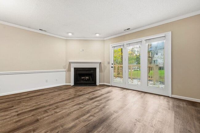 Building Photo - Charming 2 bed, 2.5 bath townhome with dec...