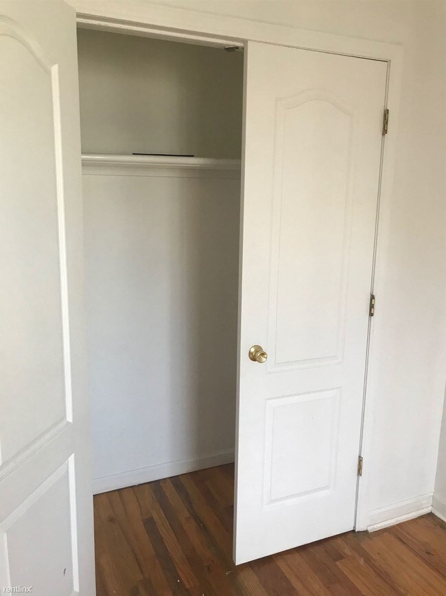 Building Photo - 3 br, 2 bath  - 2946 Hering Ave