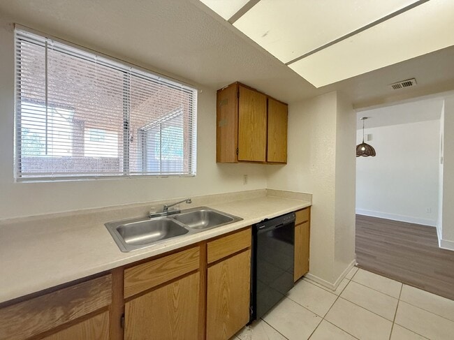Foto del edificio - 6901 W Devonshire Ave