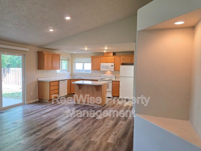 Foto del edificio - 737 NE Nickernut Ave