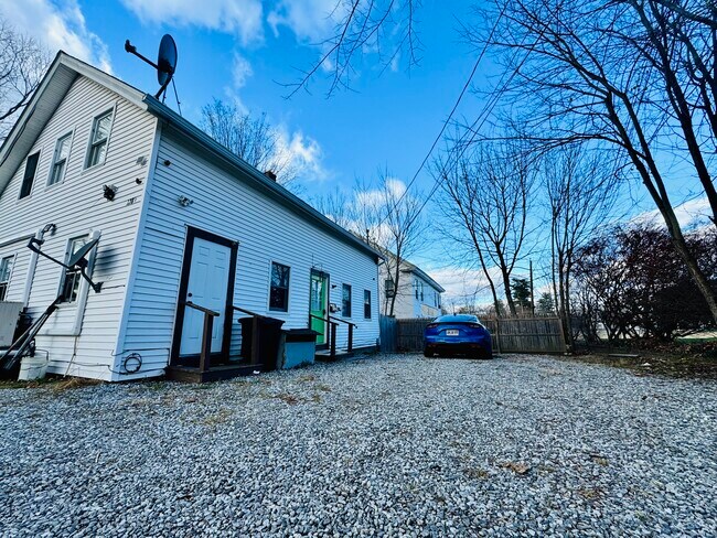 Puerta de entrada y estacionamiento para 4 vehículos de tamaño completo. - 128 Main St