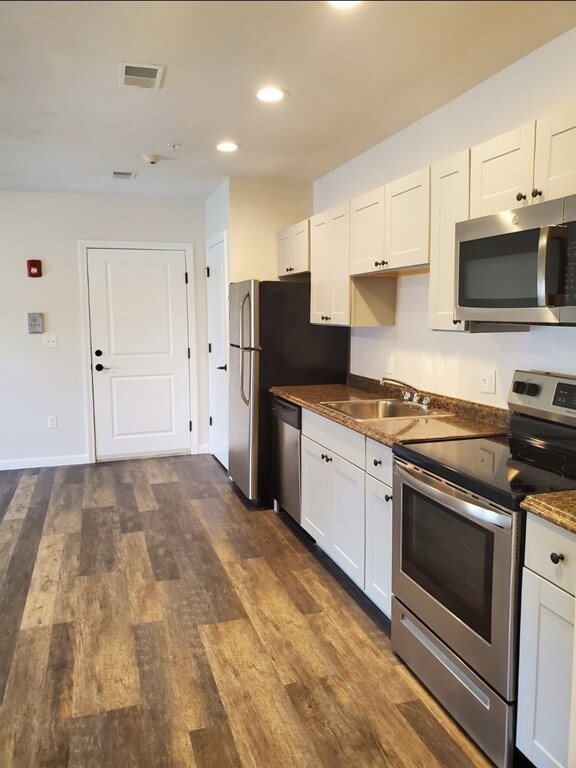 Building Photo - 576 South Ave