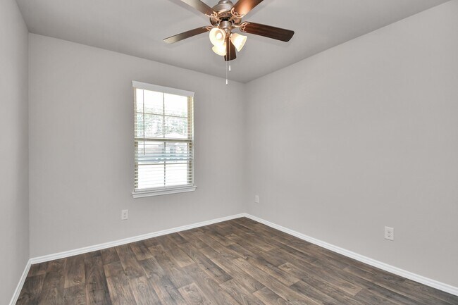 Foto del edificio - 9826 Laurel Lake Dr