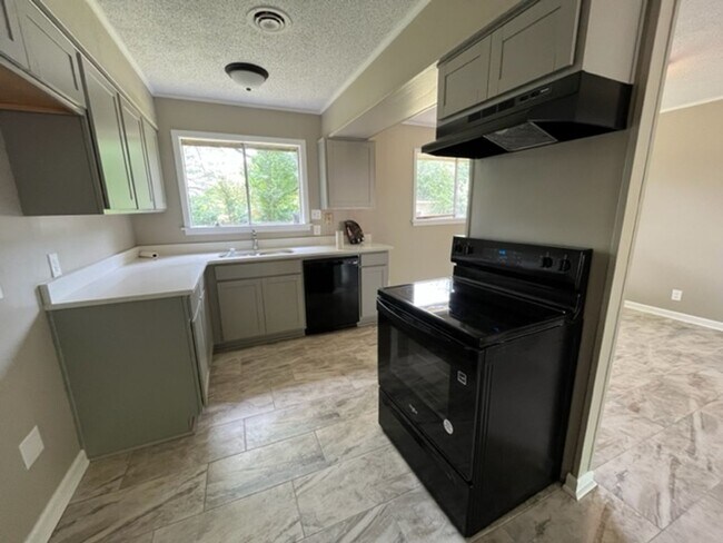 Building Photo - Renovated 3 Bedroom 1.5 Bath Home for Rent!