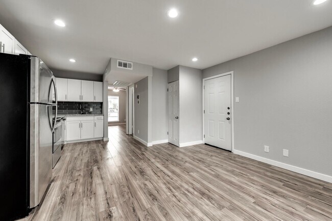 Sala de estar + área de cocina - 4330 Bowser Ave