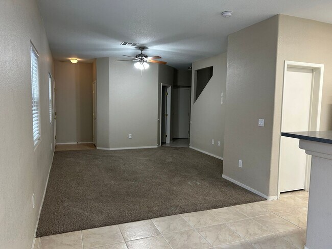 Foto del edificio - 2 story townhome in Mountains Edge