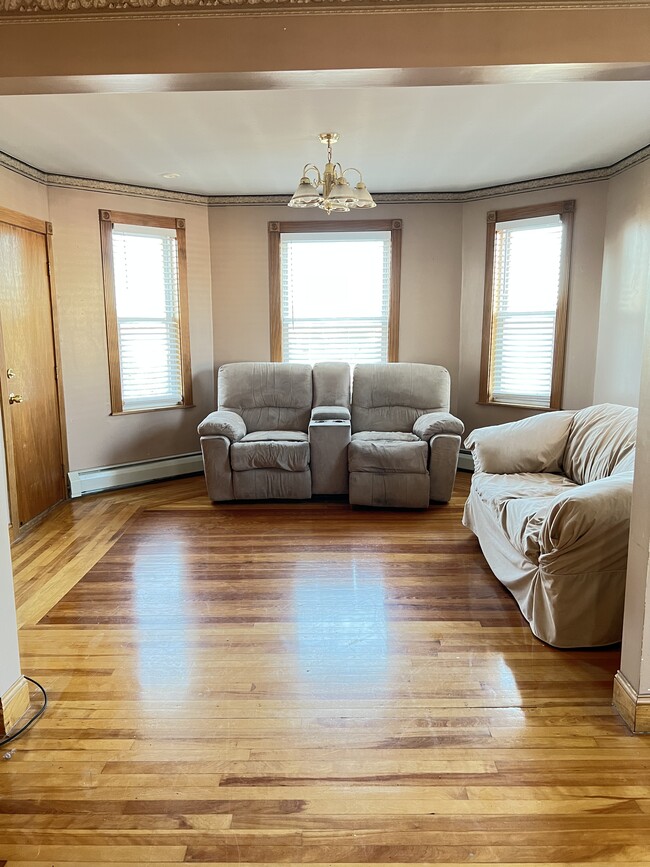 Main living room - 1033 New Boston Rd