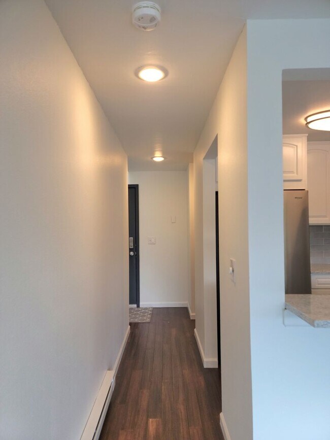 Building Photo - Amazing lower Queen Anne 2-story 2 bed/1.5...