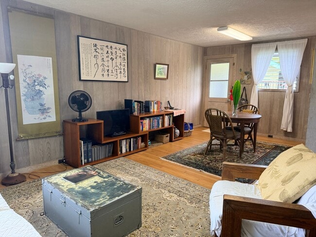 Building Photo - Waiakea Uka Home
