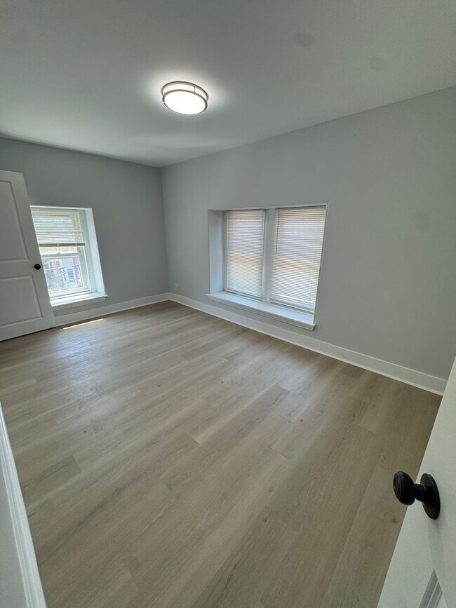 Foto del edificio - Remodeled 4bd/2 bath Home with Rear yard!!...