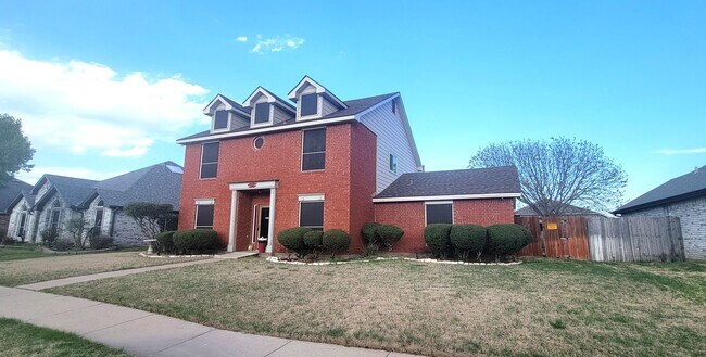 Foto del edificio - Spacious 4-Bedroom Home with Pool & Spa in Prime Rowlett Location!
