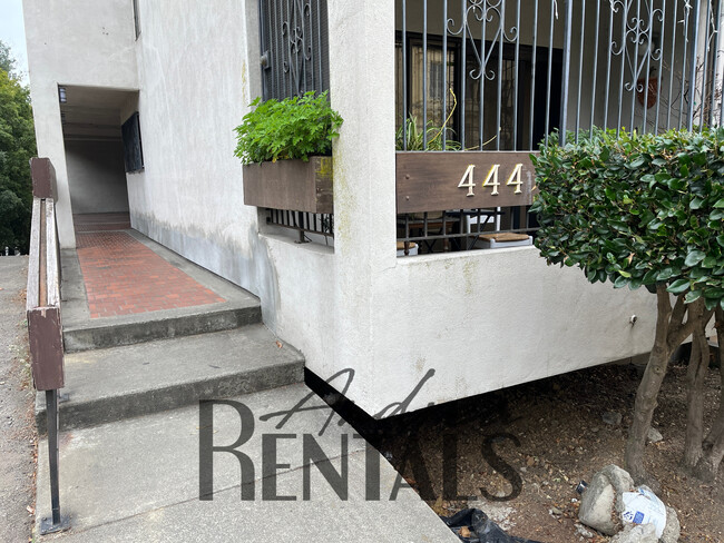 Foto del edificio - 444 Merritt Ave