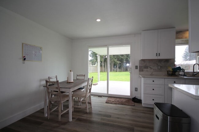 Building Photo - Renovated 3-bedroom 2 bath rambler on a fl...