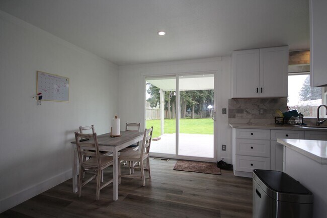 Foto del edificio - Renovated 3-bedroom 2 bath rambler on a fl...