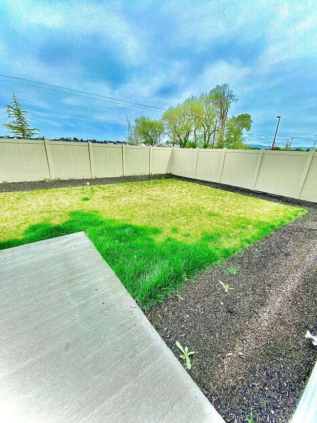 Building Photo - 3 Bedroom 2.5 Bath w/Community Pool AVAILA...