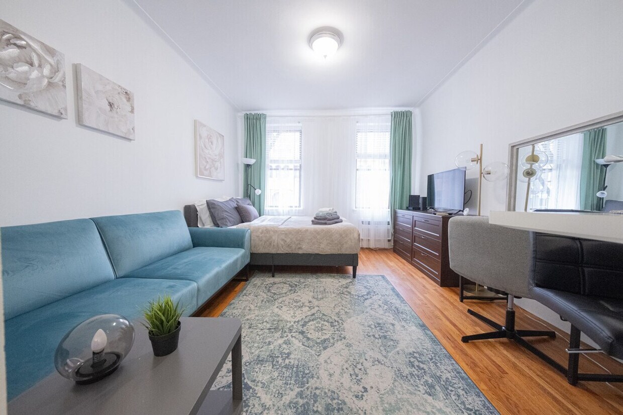 Foto principal - 328 E 74th St