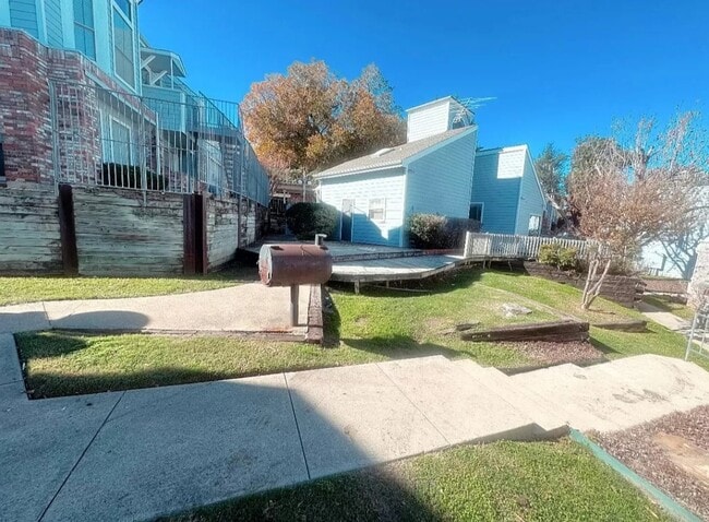 Building Photo - 3406 Country Club Dr W