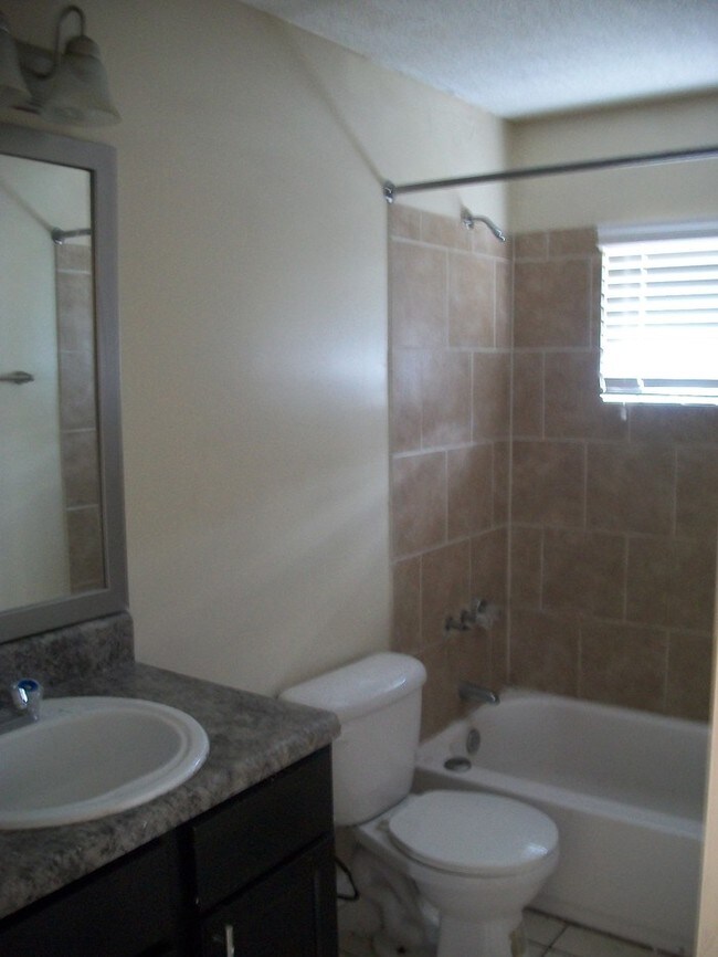 Building Photo - Beautiful 2 Bedroom Apartment