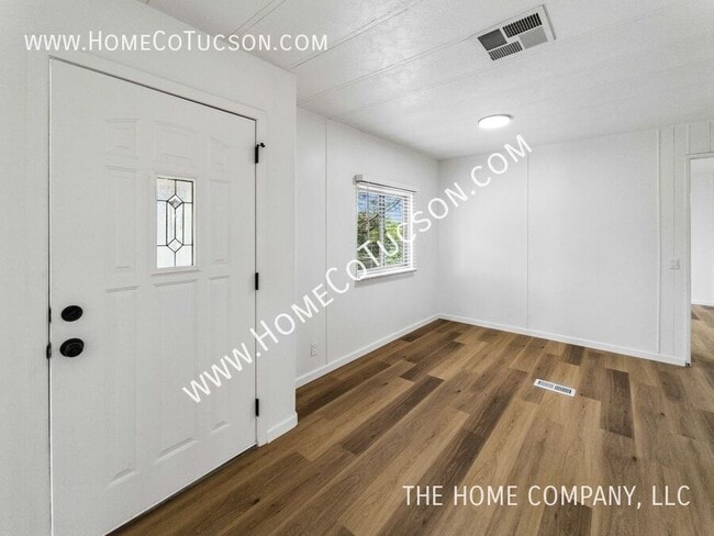 Building Photo - 2534 N Calle Segundo