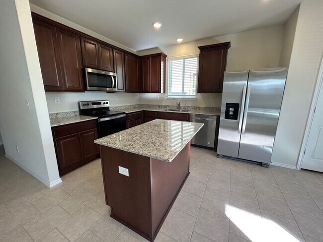 Foto del edificio - BRAND NEW, GORGEOUS 2 STORY 4 BED/3BATH RE...