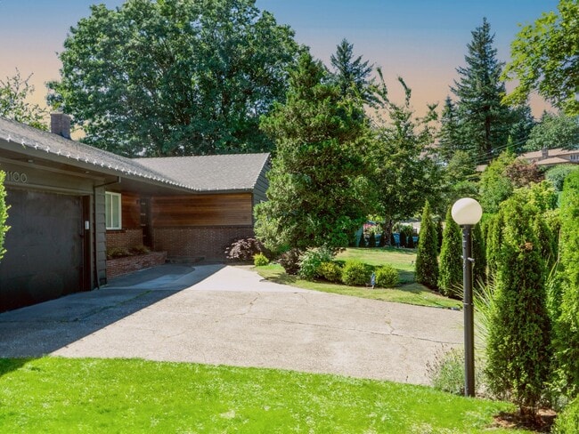 Foto del edificio - Stunning Mid-Century Home with Spectacular Southerly Views in Sought-After Terwilliger Heights!