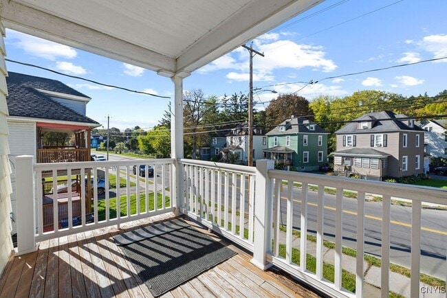 Building Photo - 401 Valley Dr