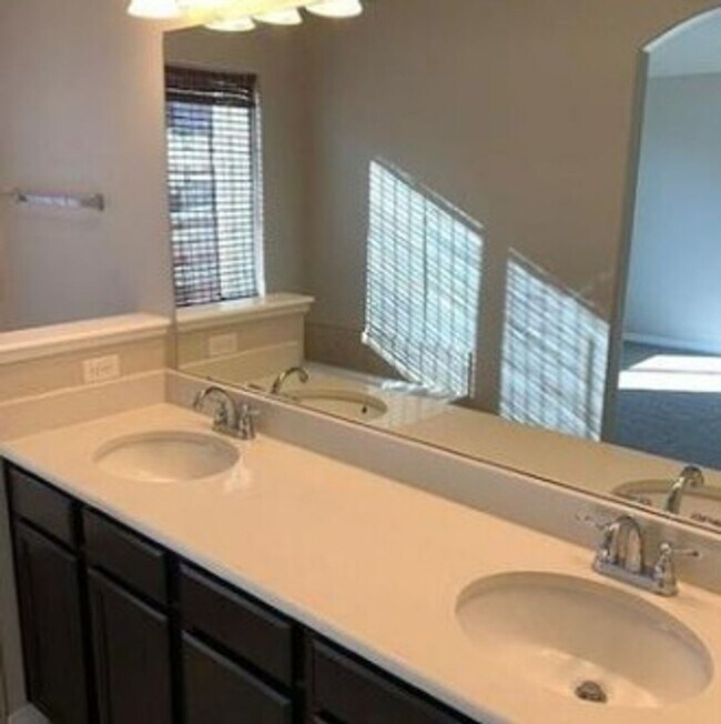 Foto del edificio - 5 Bedroom Three Bathroom Single Family Home in Monument