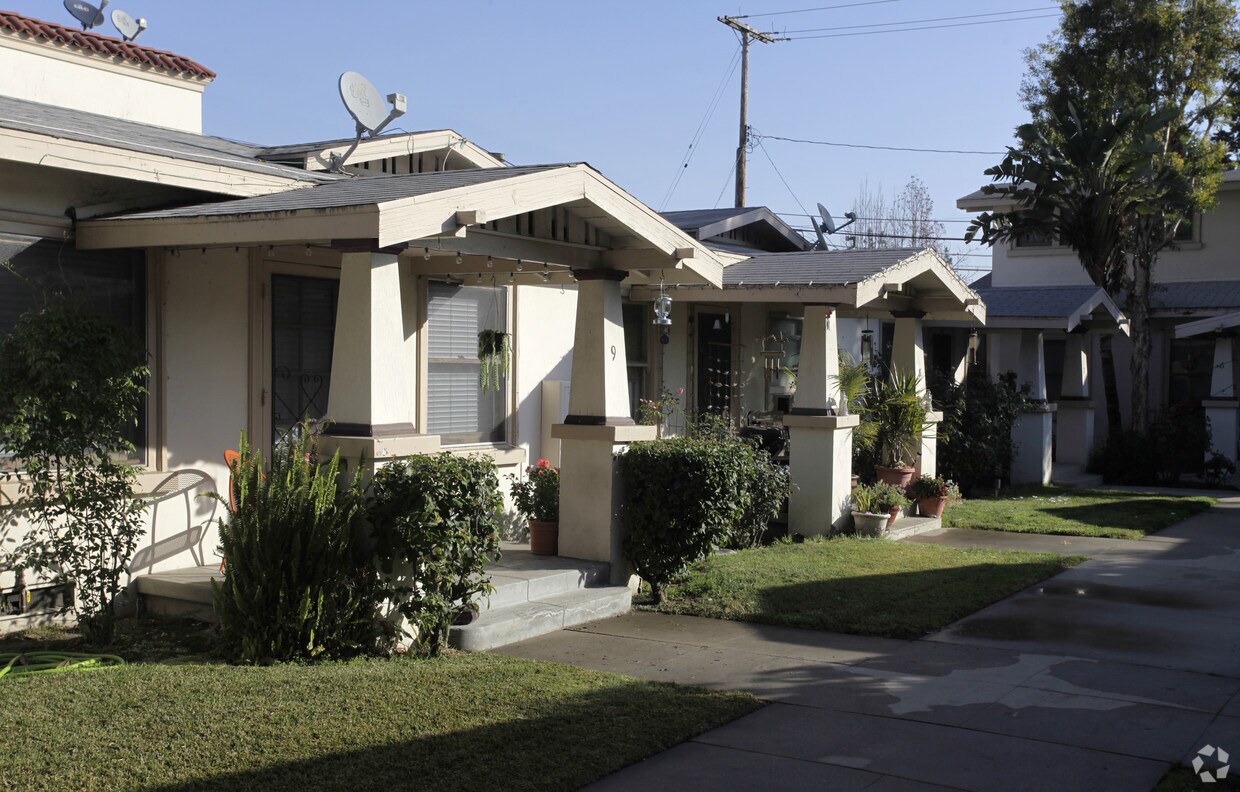 Foto del edificio - 320 N Pomona Ave