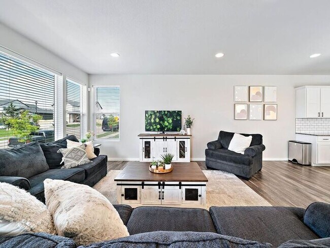 Building Photo - Gorgeous 3 Bed 2.5 Bath in Northeast Ft. C...