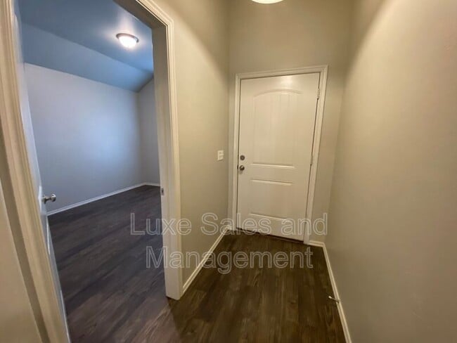 Building Photo - 2225 Mill Creek Way