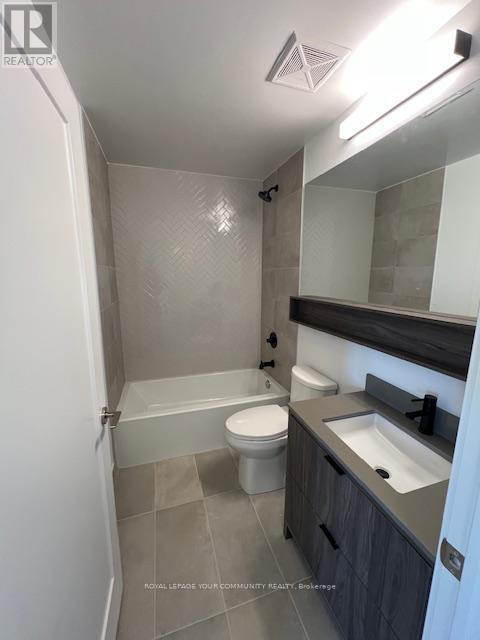 Photo du bâtiment - 8888-8888 Yonge St