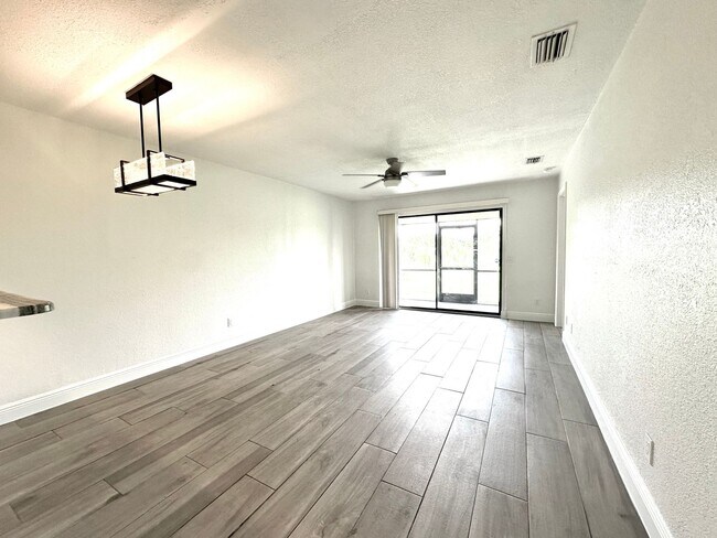 Foto del edificio - 26305 Explorer Rd