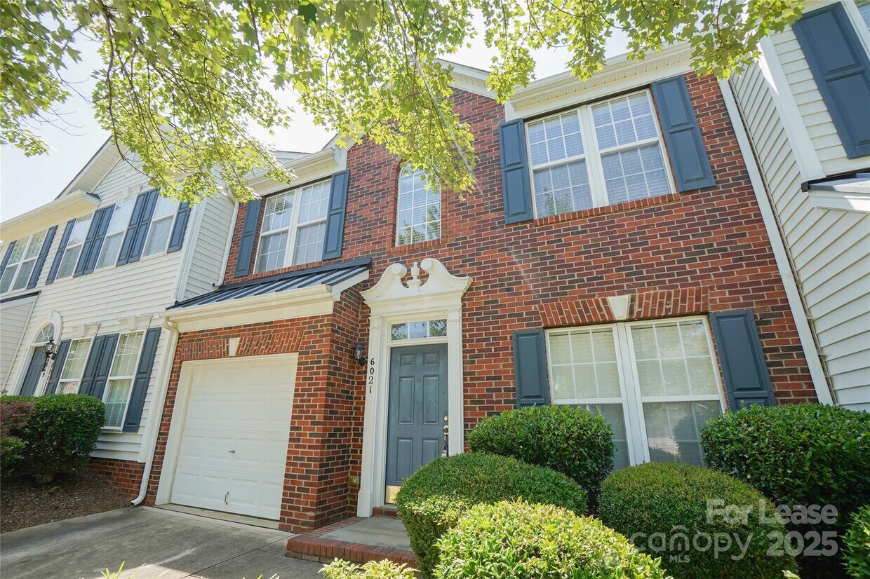 Foto principal - 6021 Queens Walk Ct