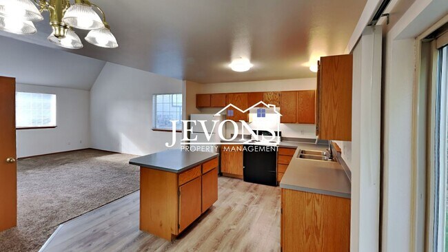 Foto del edificio - Cozy 3-Bedroom home with convenient highwa...